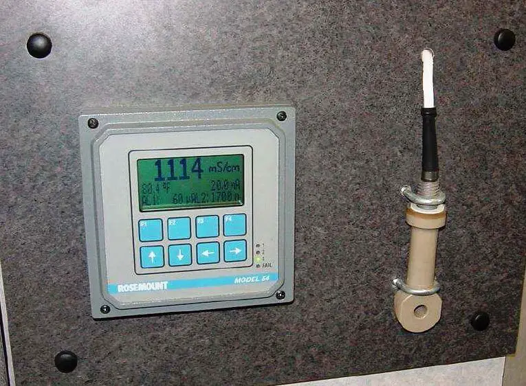 کنداکتیویتی متر بدون الکترود نصب شده روی یک مخزن